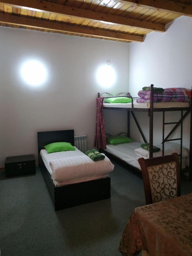 Sim Sim Hostel & Guest House Near The Church Samarkand Esterno foto